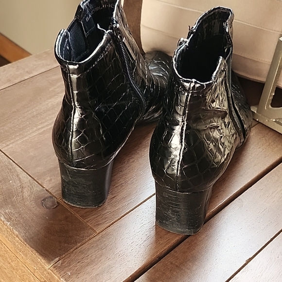 Bandolino croc embossed ankle boots - Picture 3 of 4